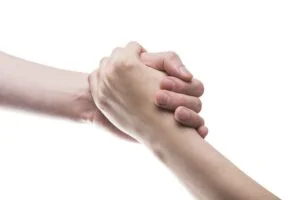 image de deux mains qui se rejoignent et serrent coinjointement